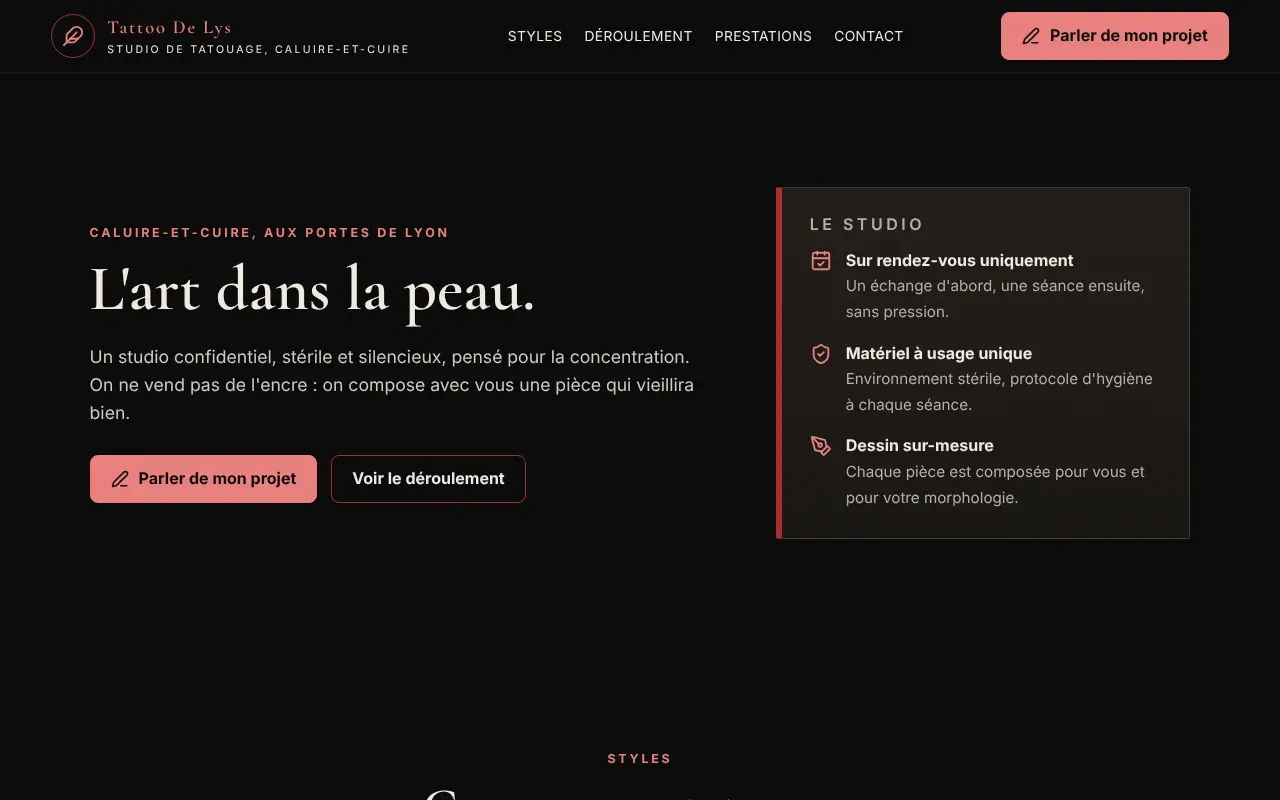 Page d'accueil du site Tattoo De Lys : titre « L'art dans la peau » sur fond noir, avec les engagements du studio.